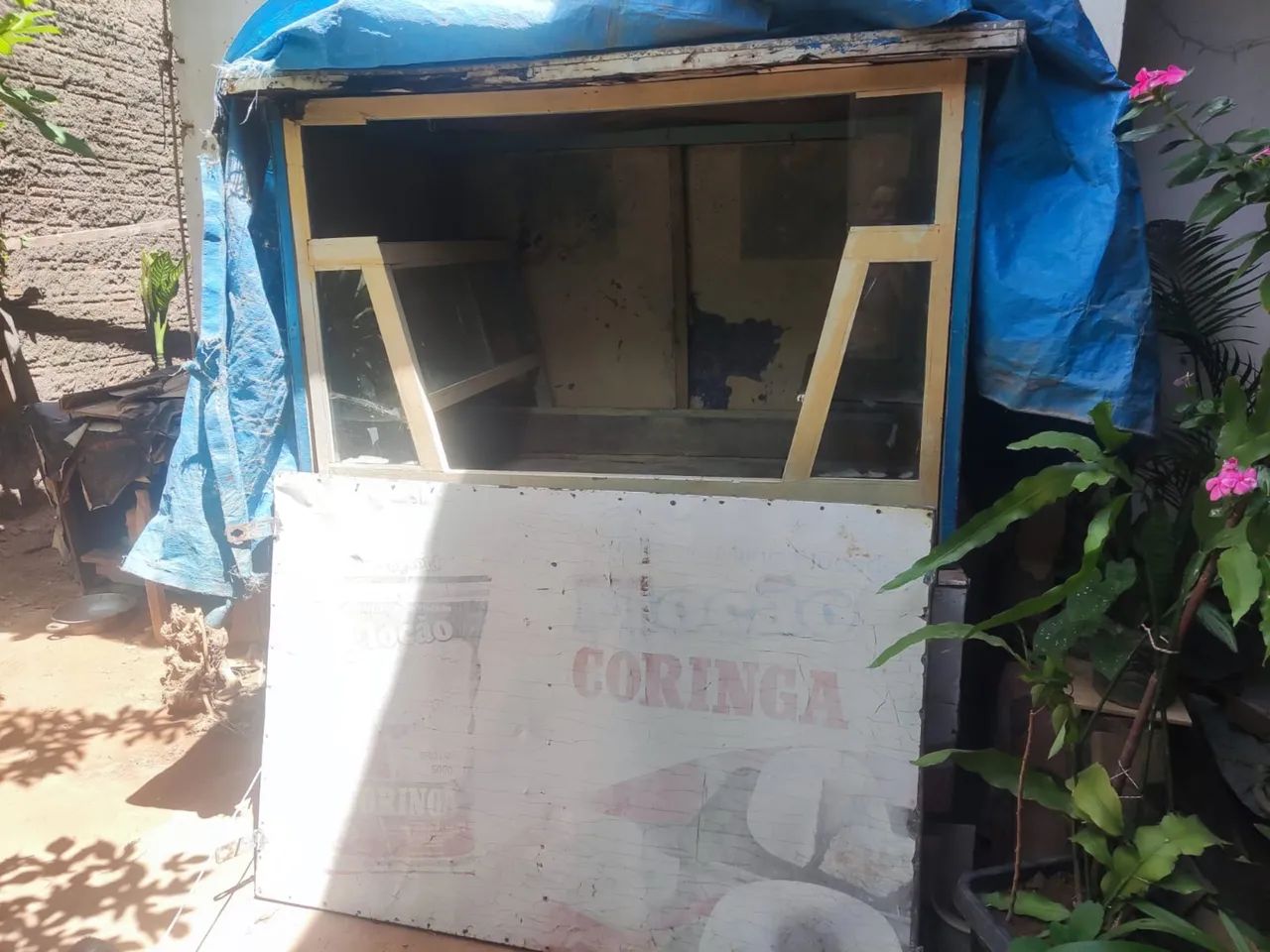 Carrinho de mão com 4 rodas material zinco e madeira 