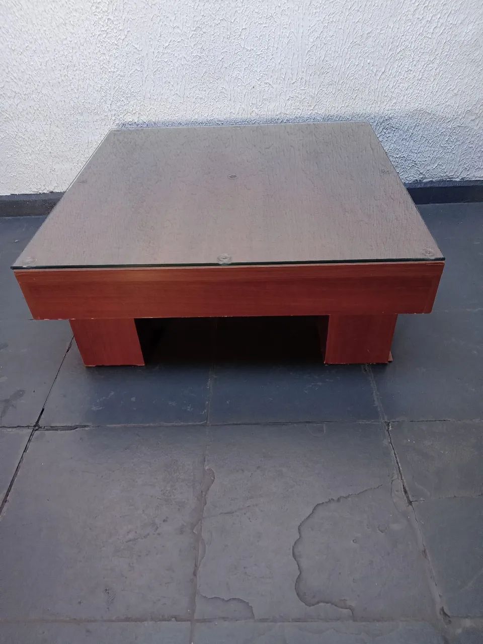 Mesa de centro de madeira com tampo de vidro temperado 