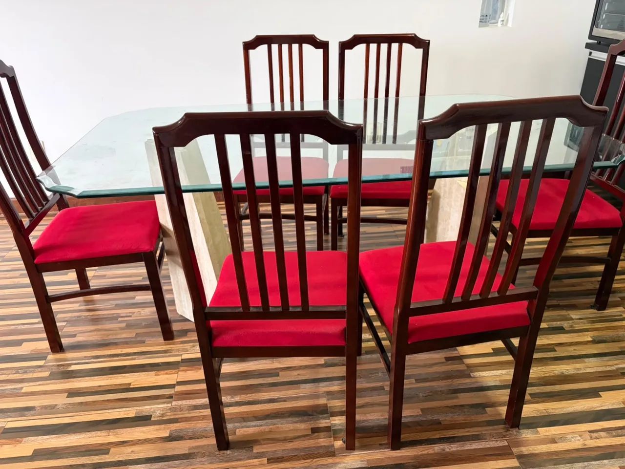 Jogo de Mesa com 6 cadeiras em perfeito estado