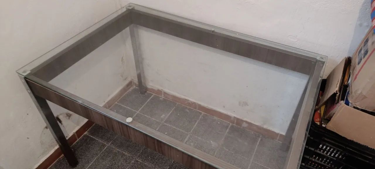 Mesa com tampo de vidro 