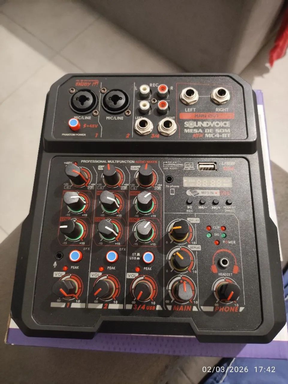 Mesa de som e interface de áudio. - Foto 4