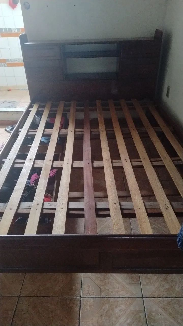 Uma cama ? de madeira 
