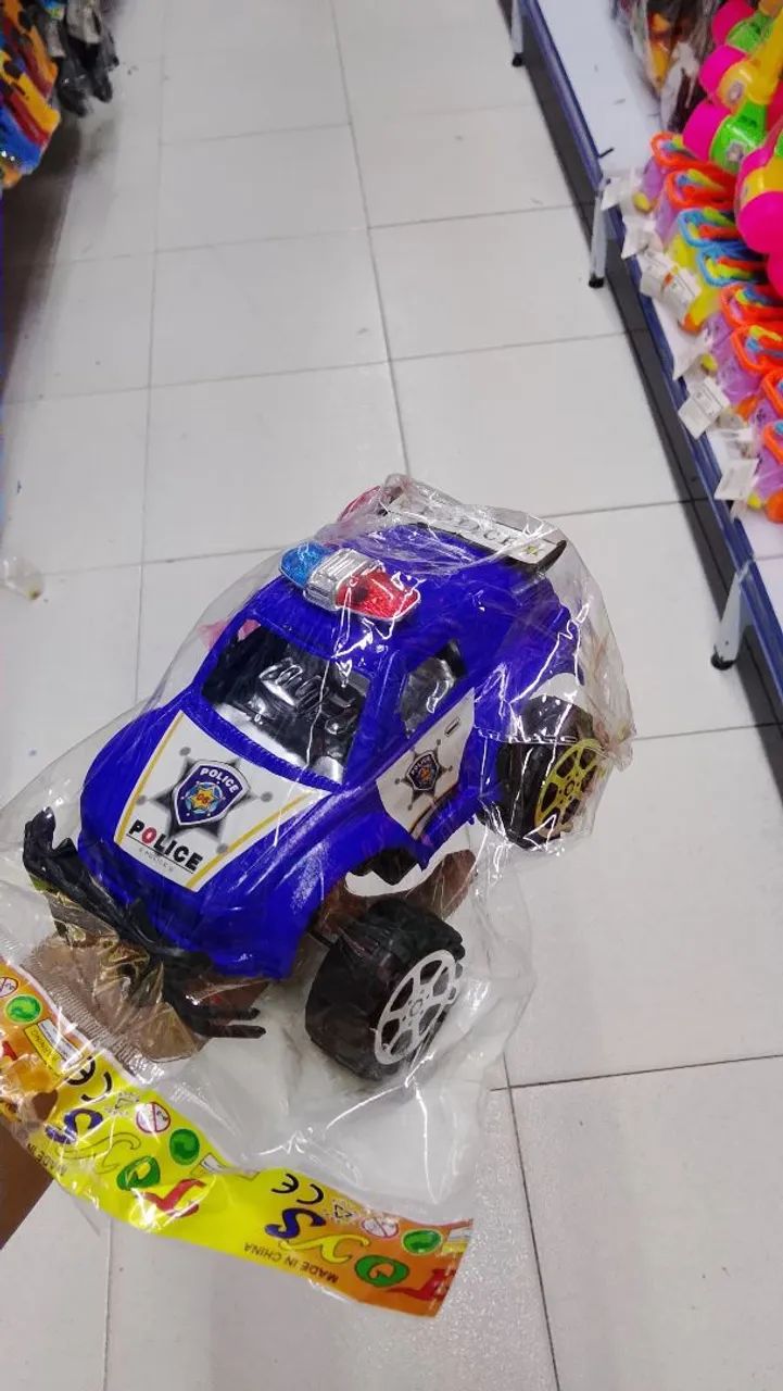 Copos infantis e variação de brinquedos. - Foto 2