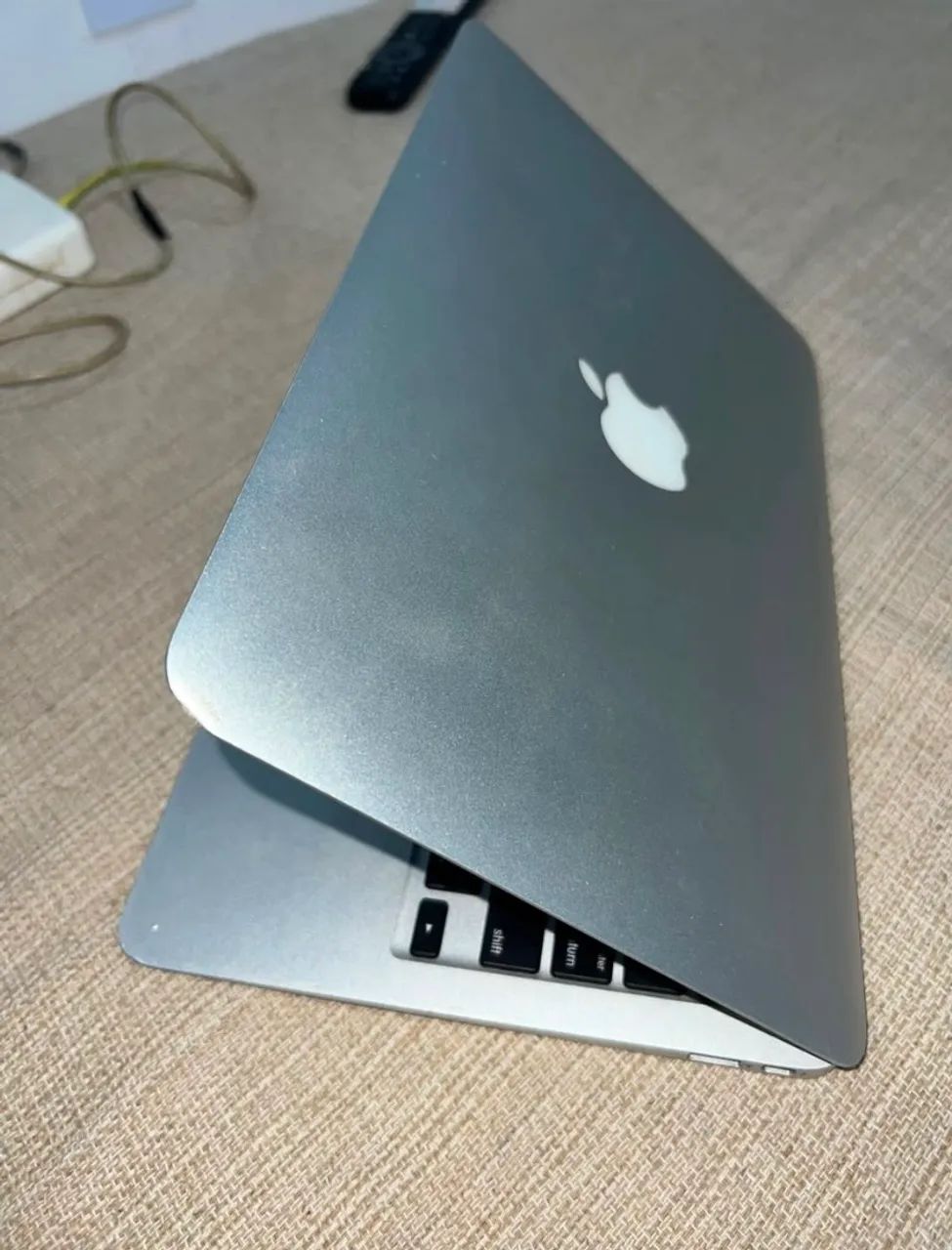 Vendo MacBook Air de 13 polegadas em bom estado de conservação, ideal para estudos