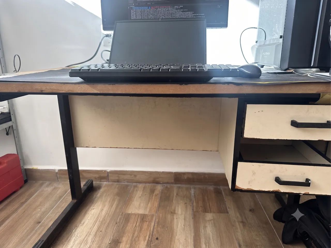 Mesa de computador com 3 gavetas