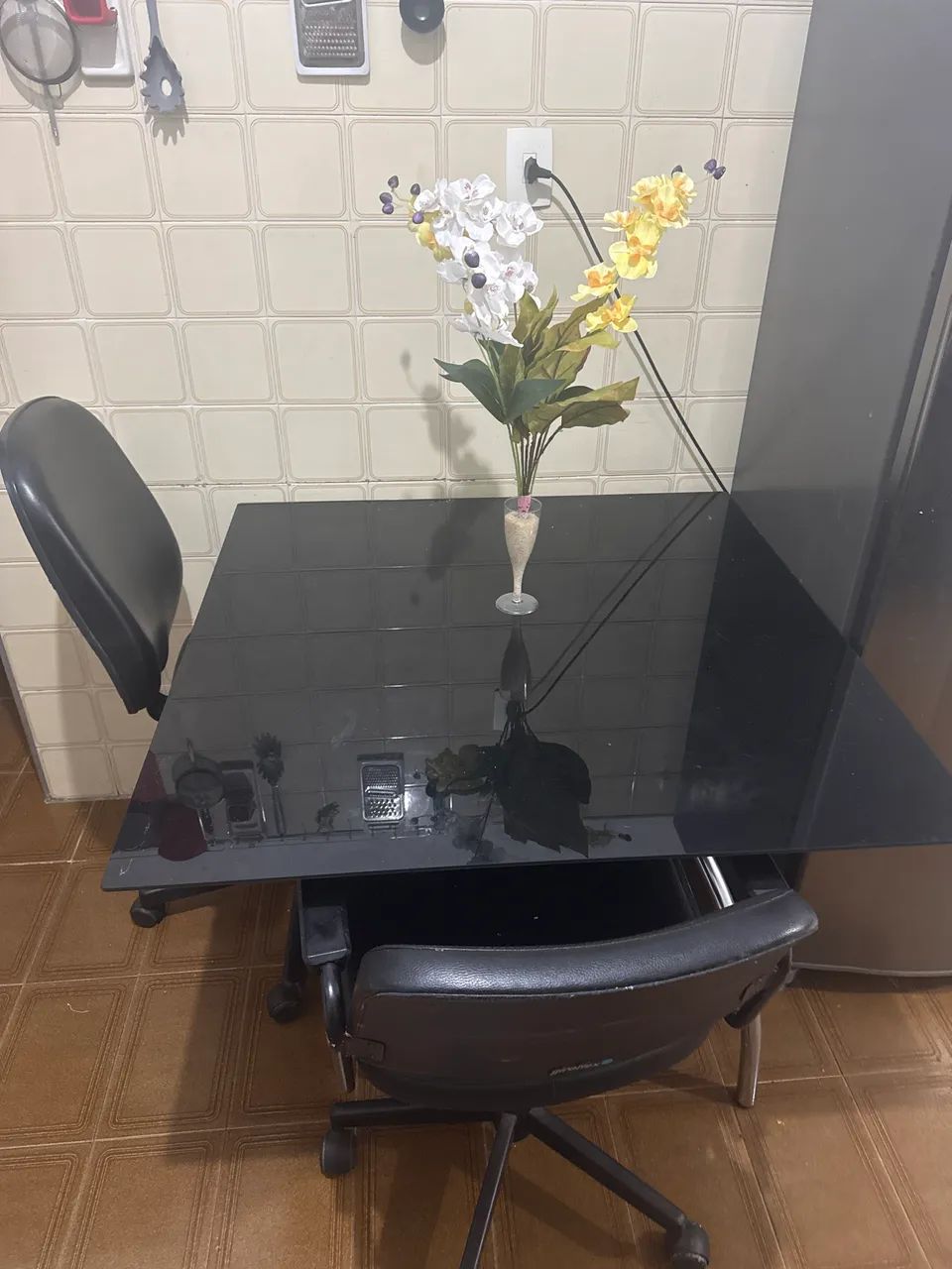Mesa de vidro com 5 cadeiras 