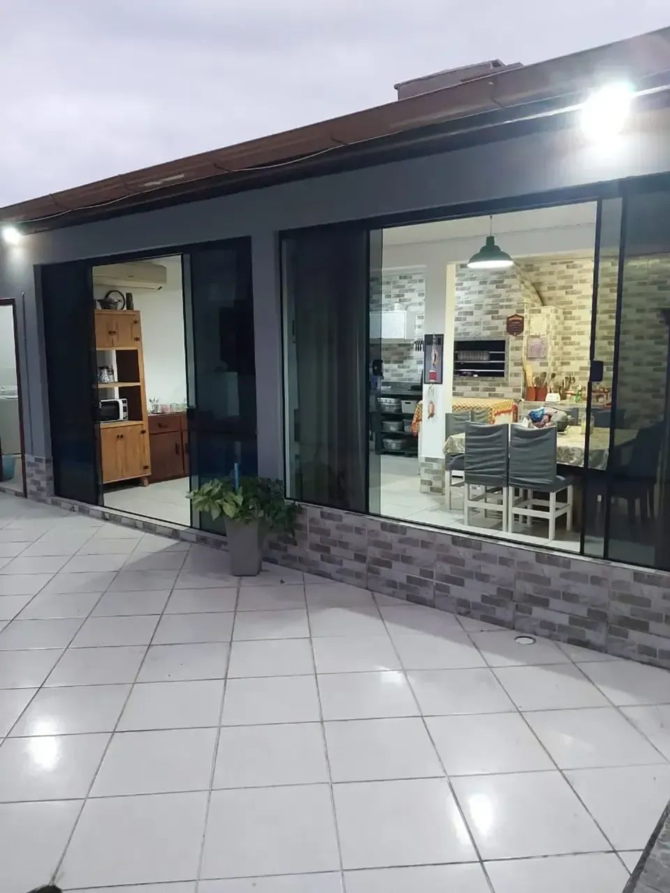 Casa com 5 Quartos, Piscina Privativa e Edícula no Bairro Carianos