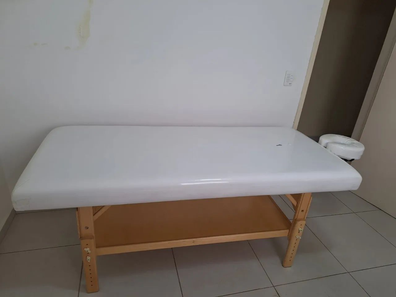 Maca e cadeira de massagem ou estética.