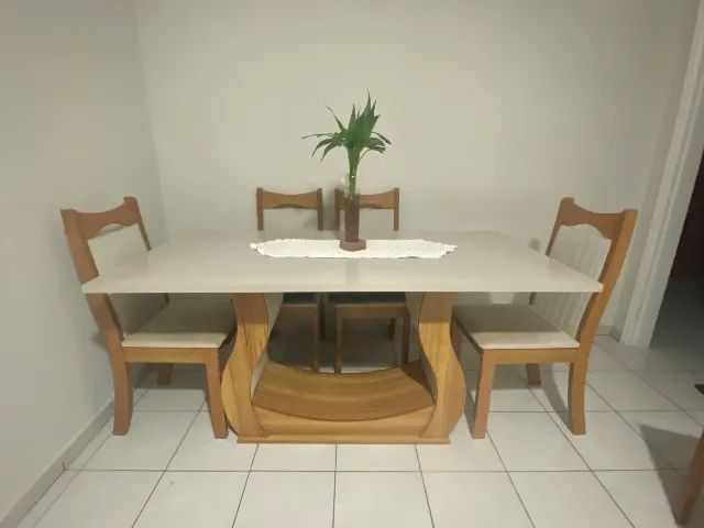 Mesa de jantar quadrada com 6 caderas
