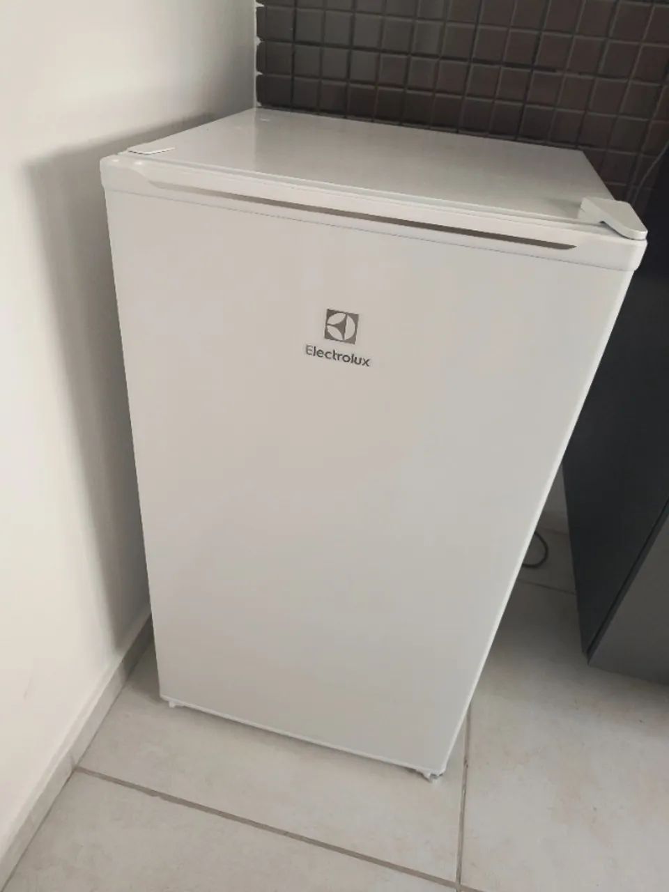 Frigobar Electrolux 90L
