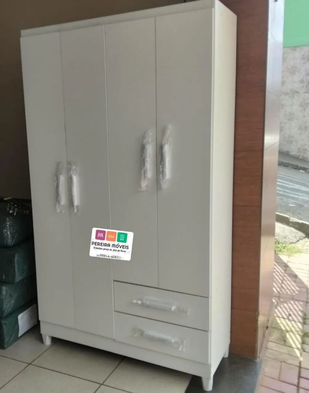 Guarda Roupa 4 portas e 2 Gavetas na Promoção 