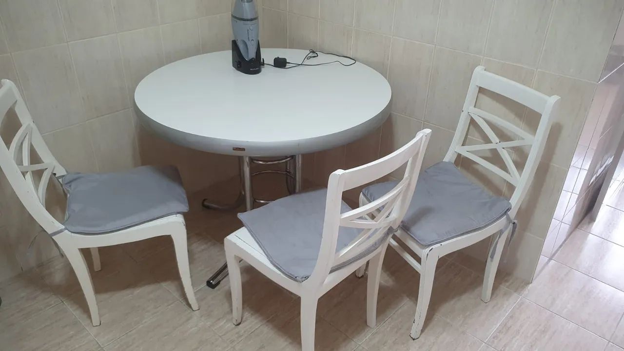 Mesa com 4 cadeiras R$600,00