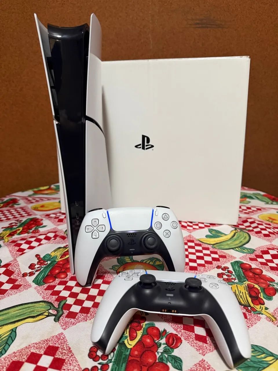 Ps5 slim digital 1Tb com 2 controles com caixa