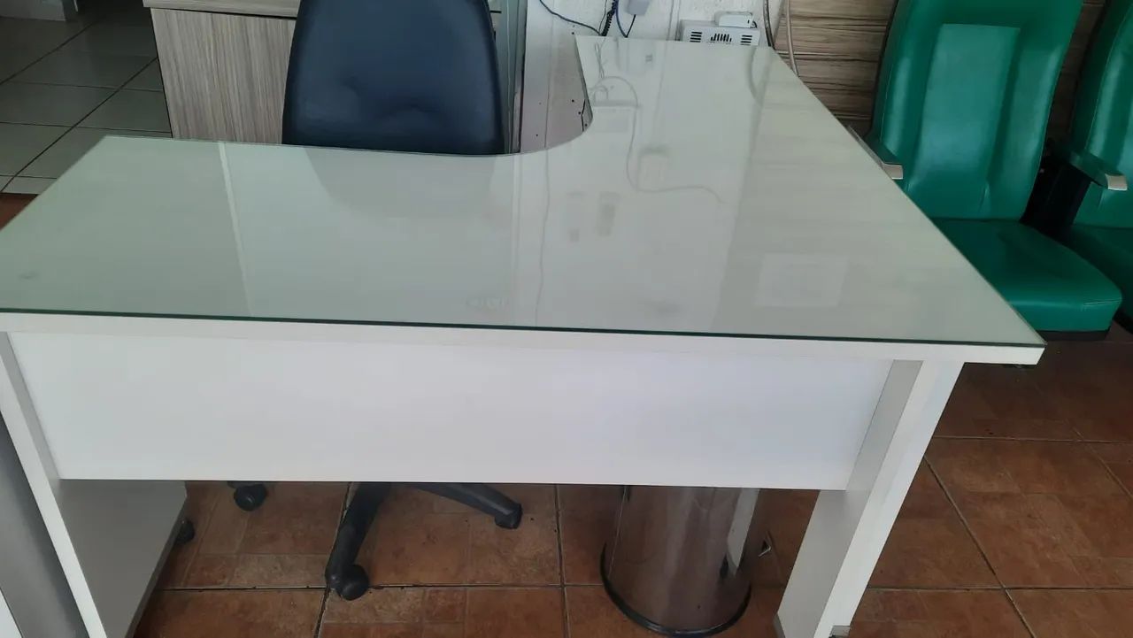 Mesa em mdf e tampa blindex