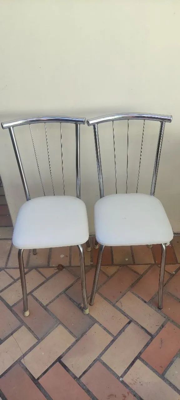 2 Cadeiras Tubulares Cromadas com Assento Branco - Bom Estado