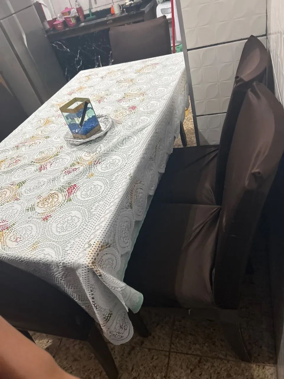 Estou vendendo essa mesa com 6 cadeiras  - Foto 3