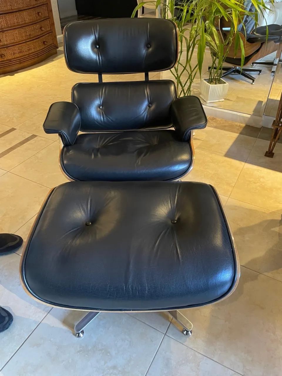 Poltrona Charles Eames com Banqueta - Couro Preto