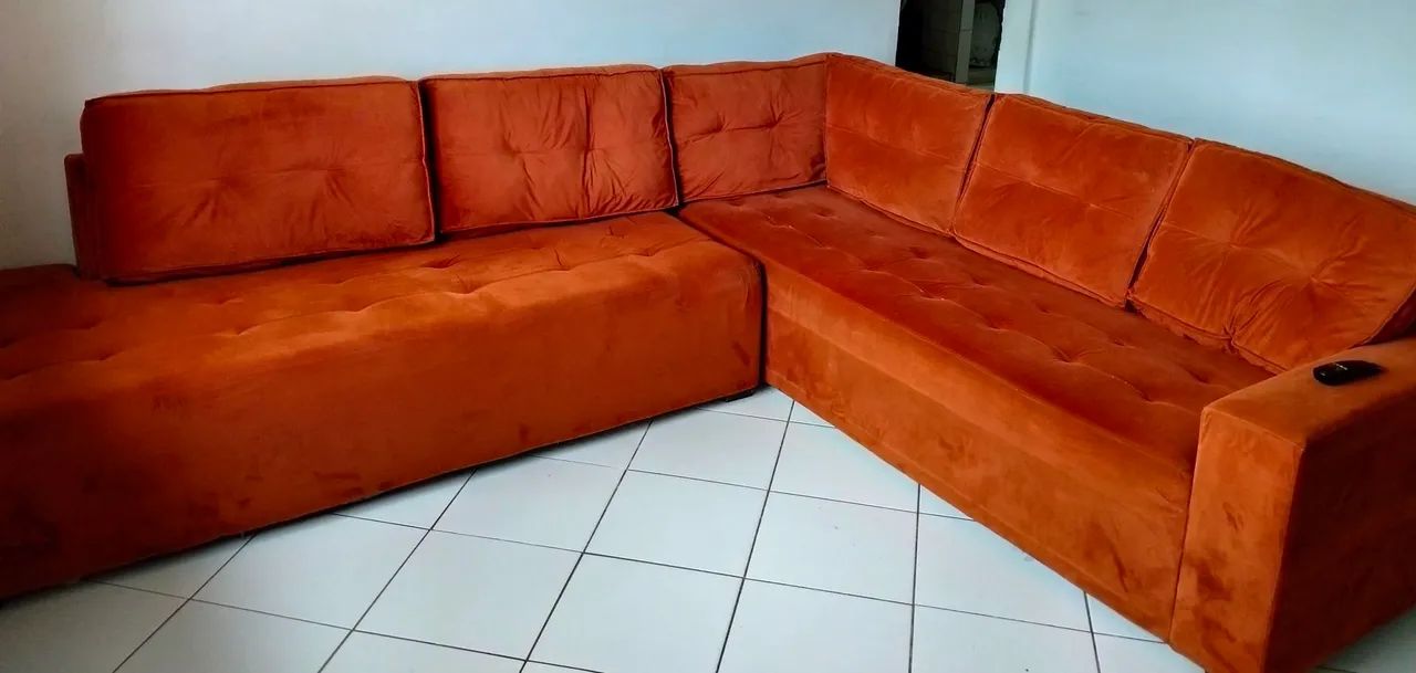 Sofá L, na cor Terracota com almofadas removíveis