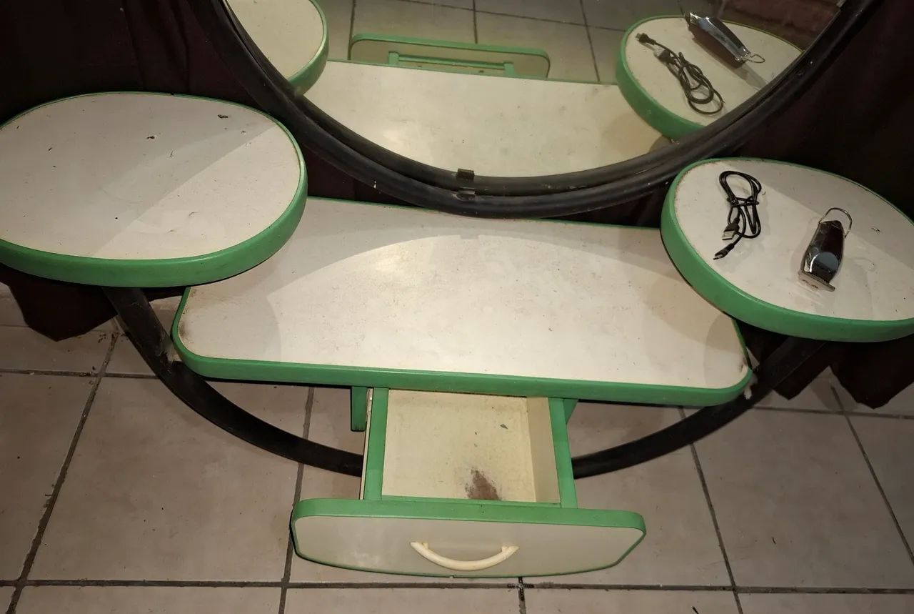 Penteadeira para barbearia com espelho 
