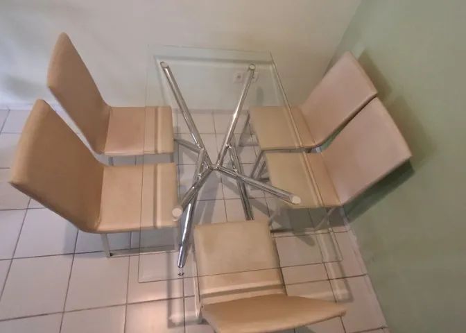 Vendo Mesa retangular 1,60 X 90 acompanha 6 cadeiras.