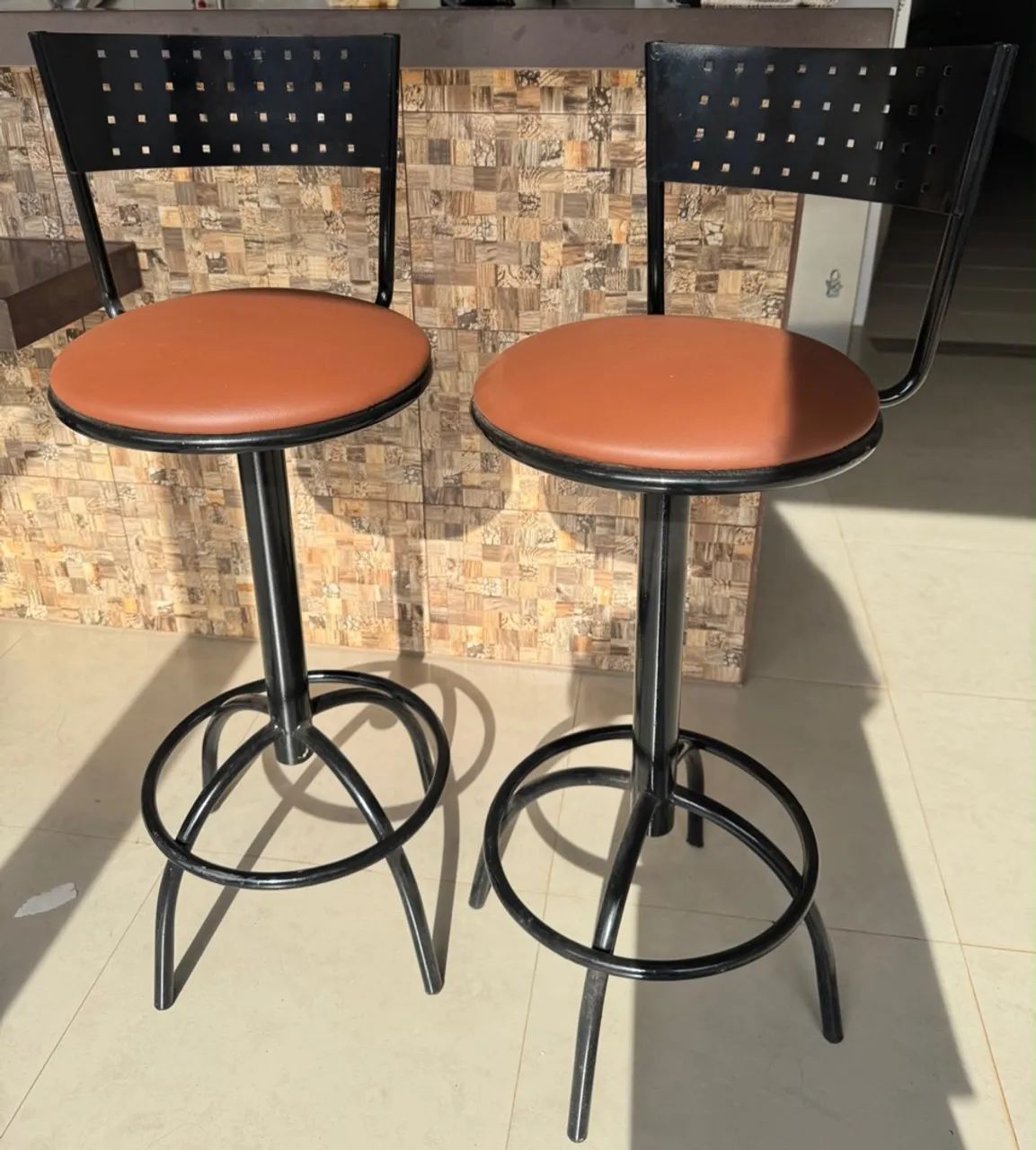 Banquetas Altas com Encosto e Assento Estofado - Bar/Balcão