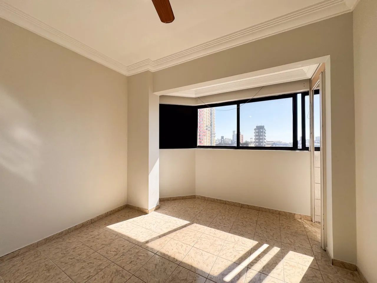 Apartamento para alugar no Edifício Silverstone, Centro de Londrina - Foto 4