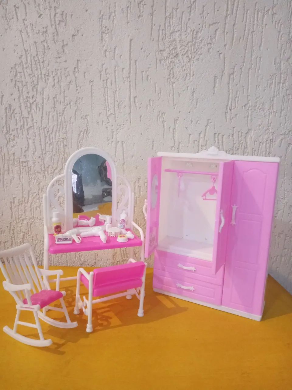 Móveis de quarto da boneca Barbie,  armário, penteadeira com acessórios e cadeiras - Foto 3