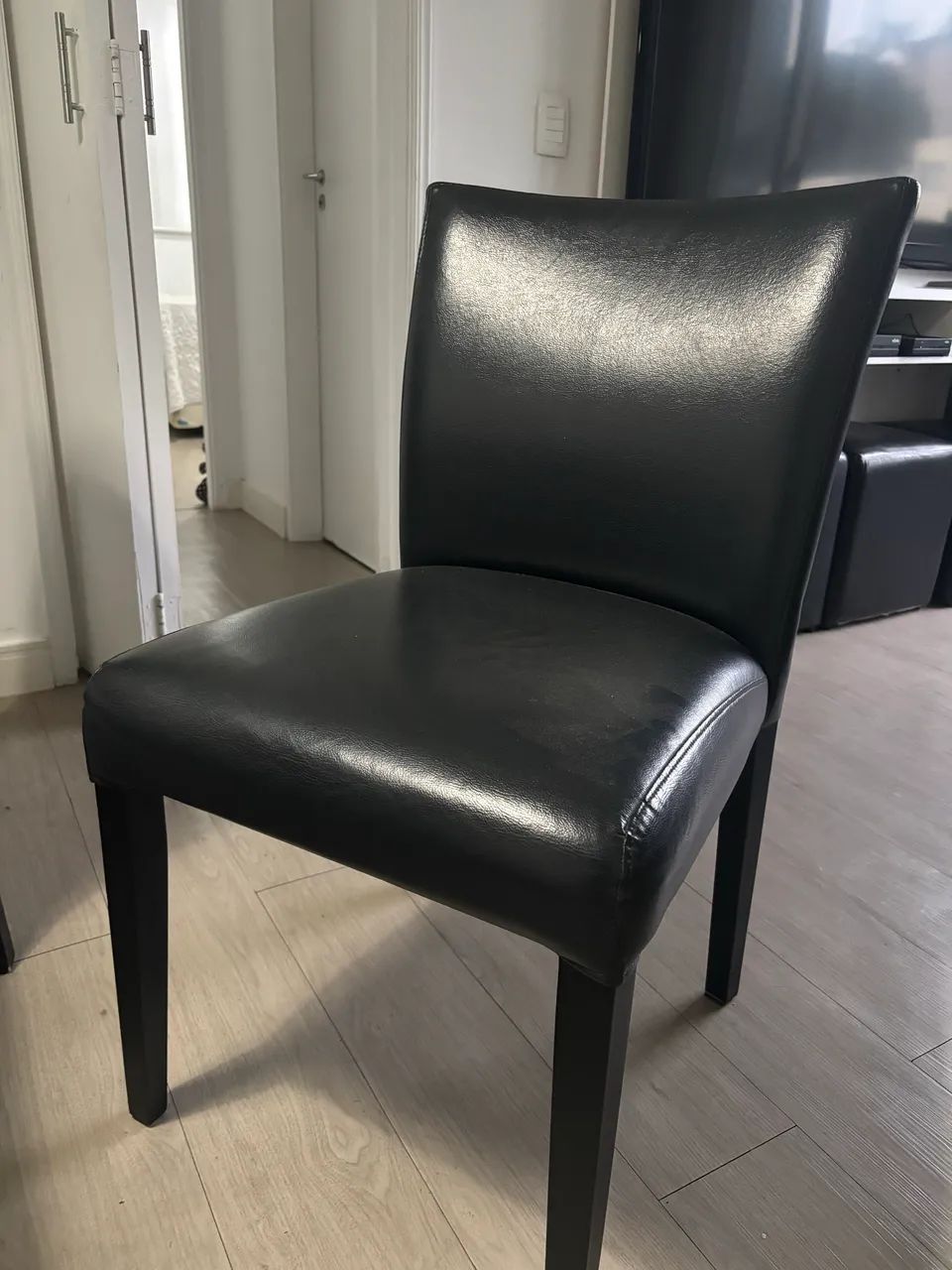 Conjunto de 4 cadeiras em corino preto