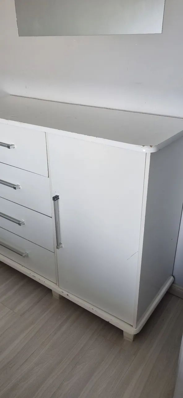 Cômoda branca com 4 gavetas + porta lateral - Foto 5