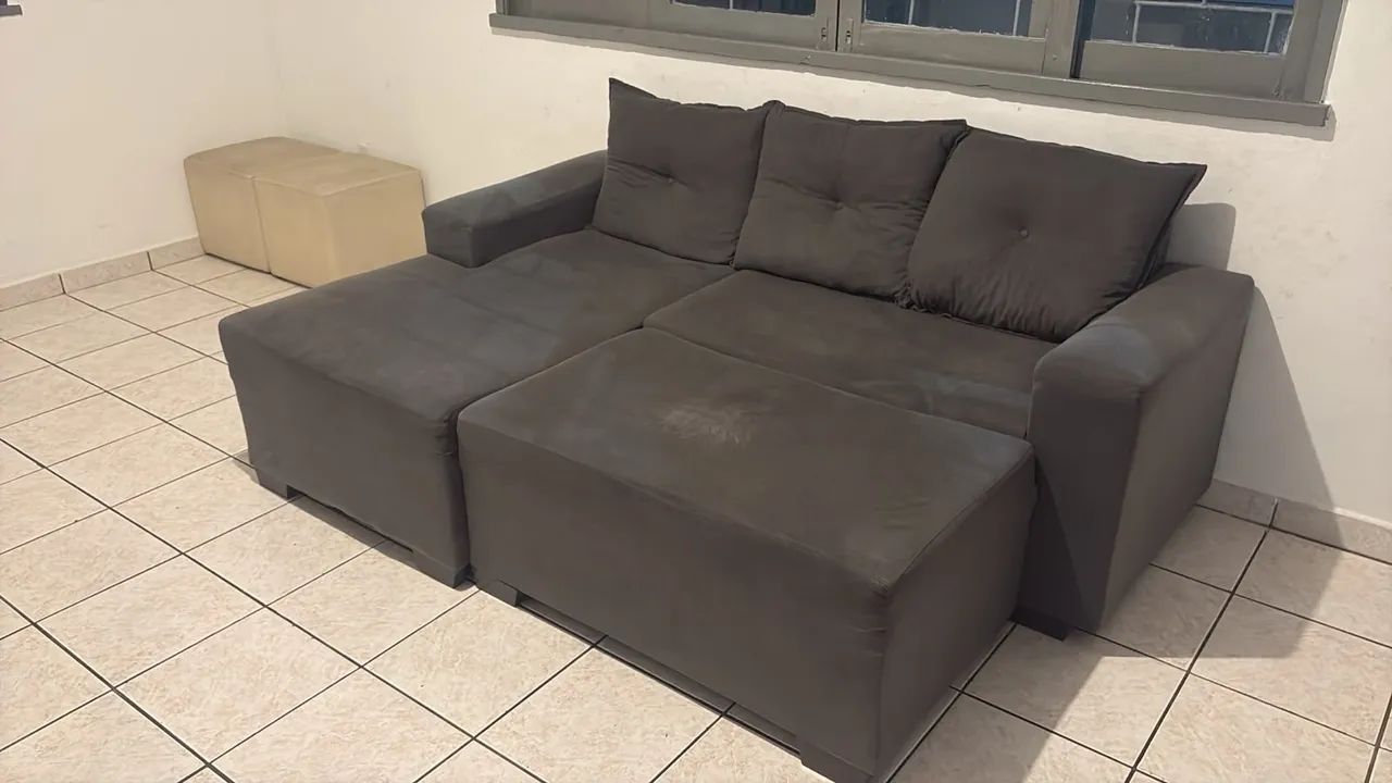 Sofá com Chaise e Puff