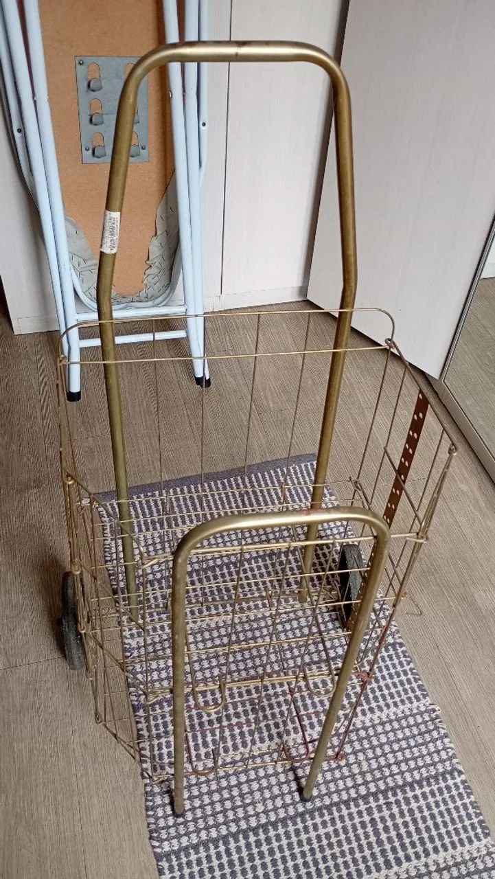 Tábua de passar roupa e carrinho de feira  - Foto 2