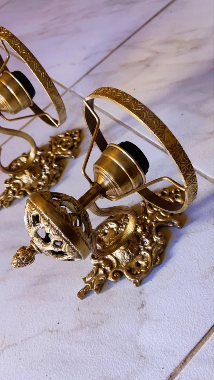 Lindo par de arandelas em bronze muita antigas  - Foto 2
