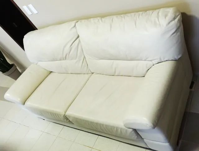 Sofá de couro branco 3 lugares usado - Foto 3