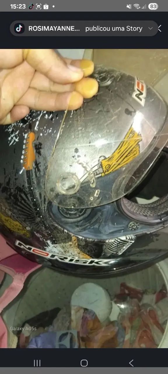 Capacete usado com um lado da viseira solta - Foto 4