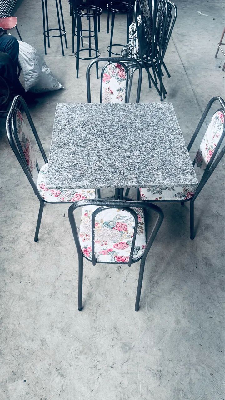 Mesas com 4 cadeiras 70x70 , tampo em granito ocre (( zap *)) - Foto 4