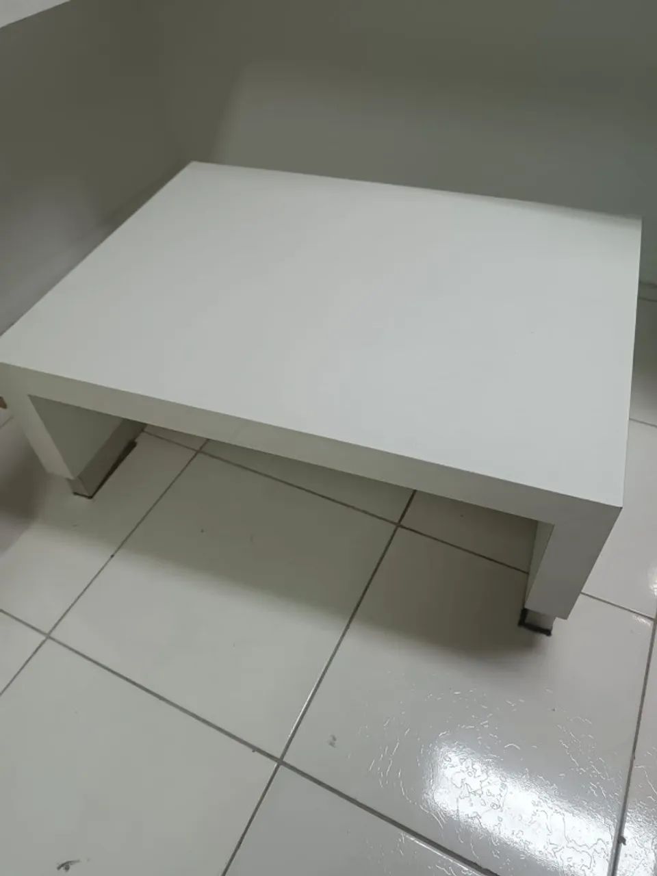 Mesa expositora baixa em MDF Branco / Expositor Minimalista - Foto 2