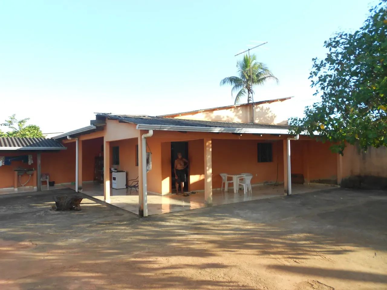 CASA 02 QUARTOS, COM AMPLO QUINTAL. 720 M².