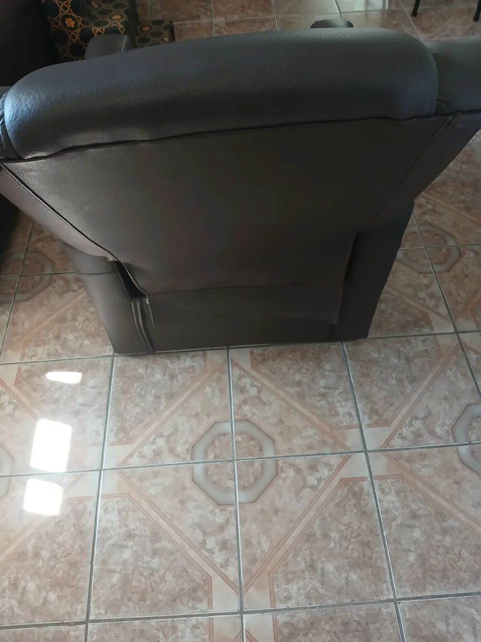 POLTRONA DO PAPAI. USADA. COR MARROM.  - Foto 2