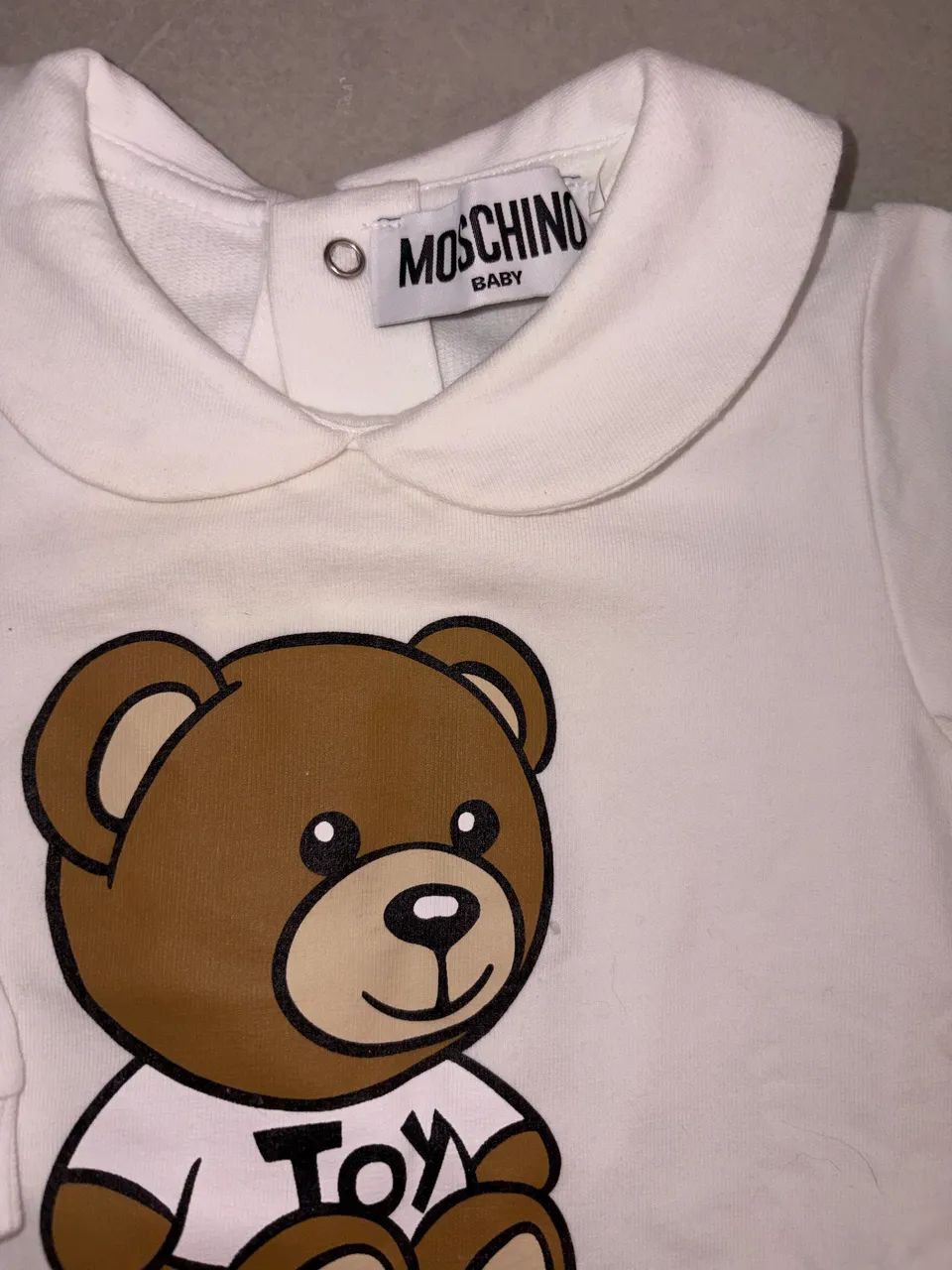 macacão moschino kids branco 6 meses - Foto 2