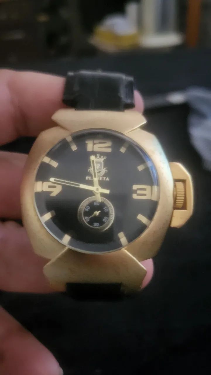 Relógio dourado quartzo 