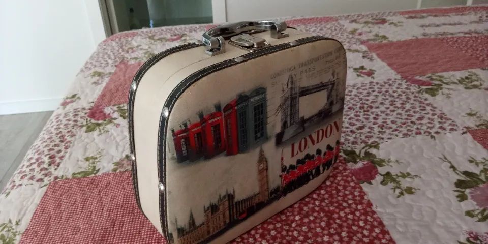 Maletinha retrô decorativa com estampa de Londres - Foto 3