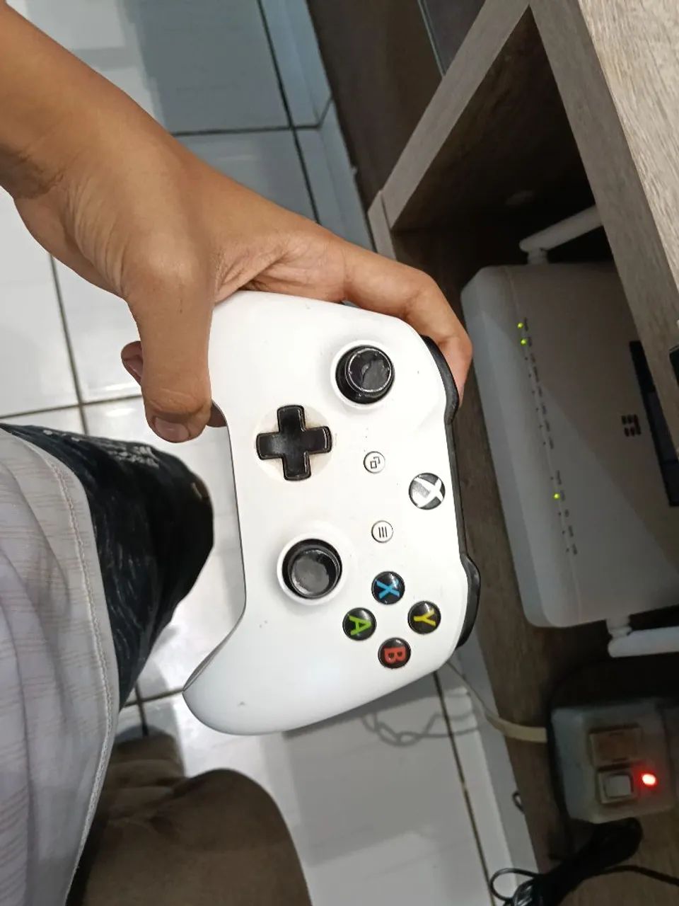 Xbox one s e bom estado com 2 controles um está com drift  - Foto 3