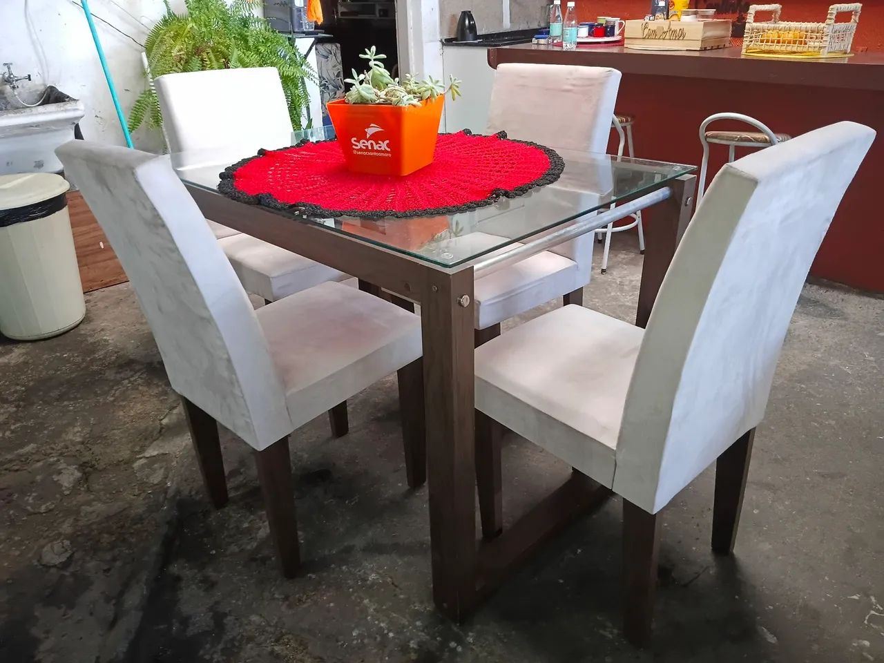 Mesa com tampo de vidro cadeiras de camusa  - Foto 3