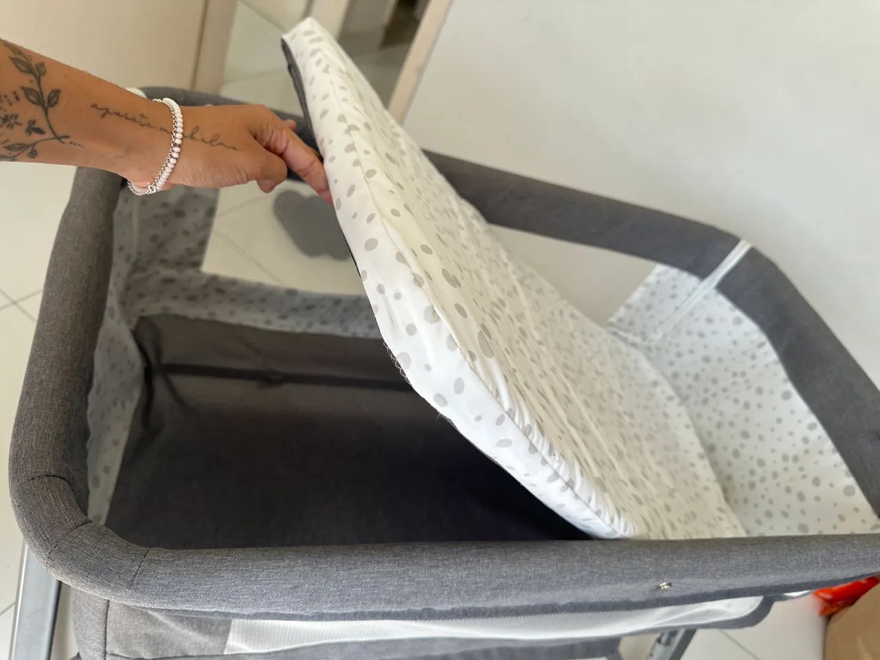 Berço Portátil Moises Co-bed Com Balanço Mosquiteiro e Cesto Cinza - Kababy