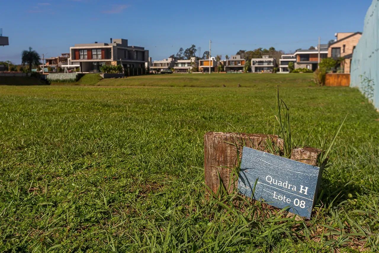 Casa de condomínio para venda possui 450 metros quadrados