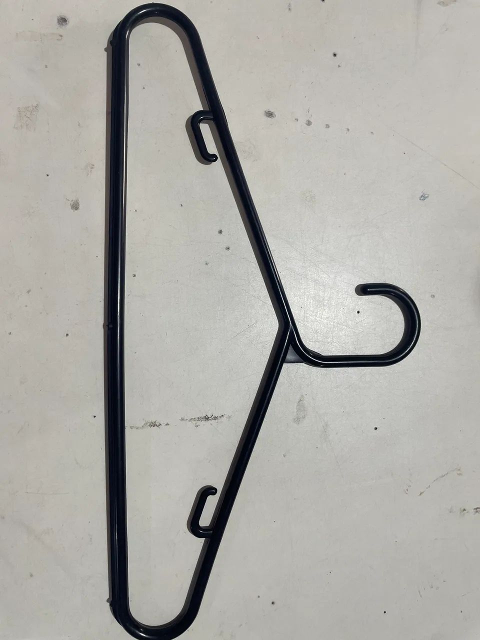 Cabides acrílico transparente, plástico preto, metal, presilha. - Foto 5