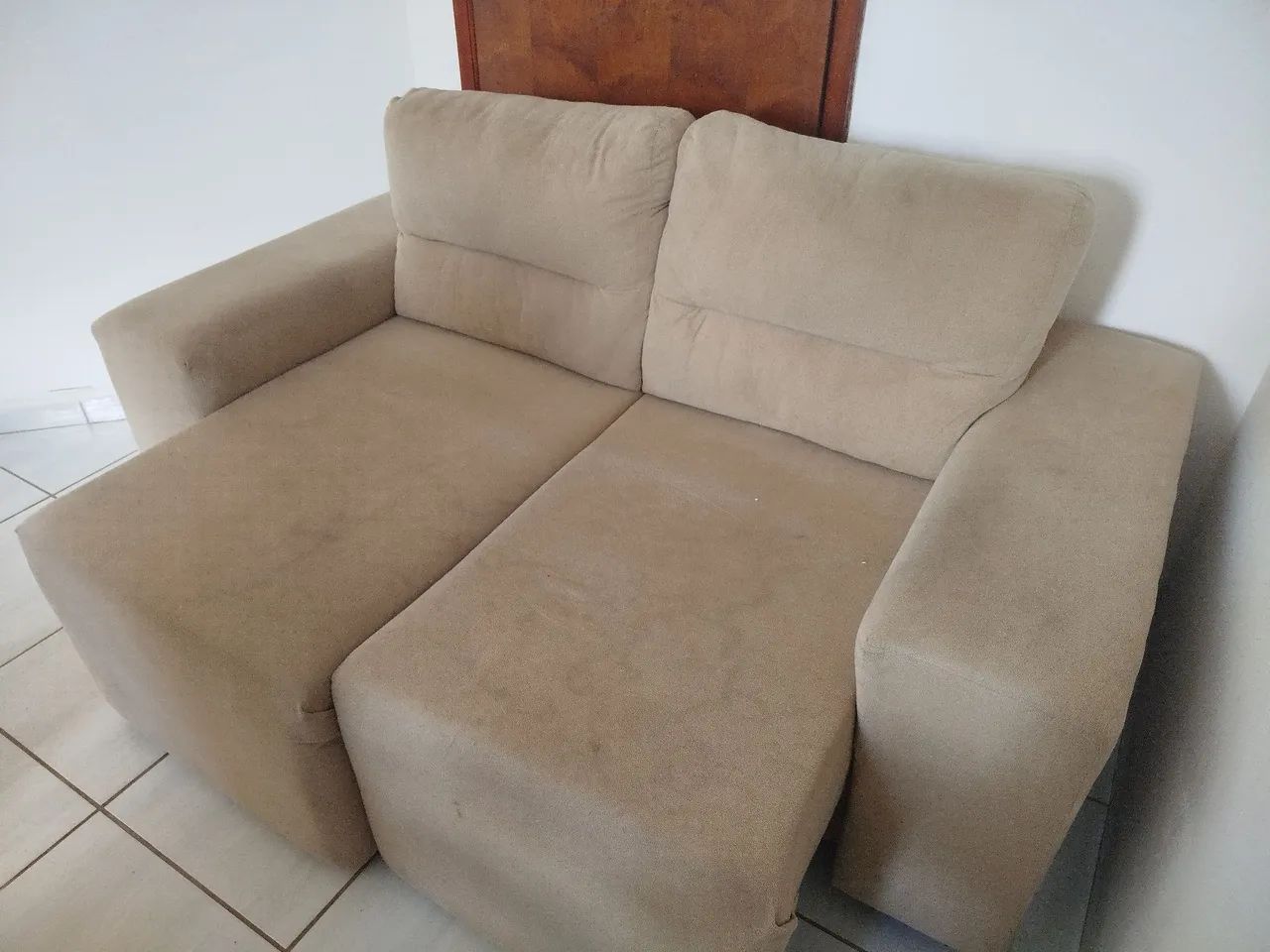 Sofás bege (1 grande e 1 pequeno) 