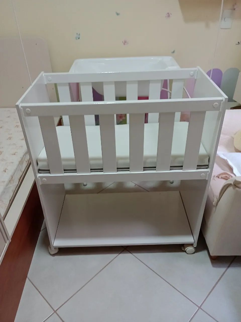 Carrinho com bebê conforto, banheiro com suporte e mini berço  - Foto 5