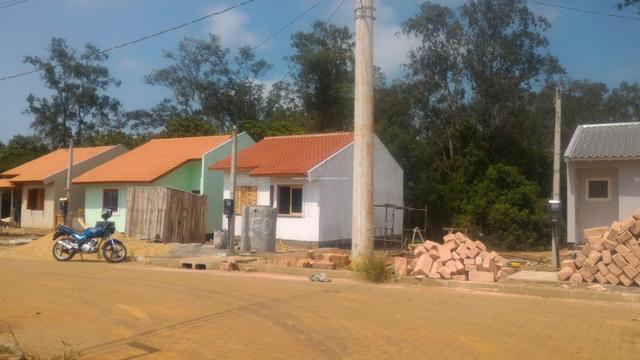 Casa Com Baita Pátio, 2 dorm. muitas vagas para carro - Foto 14
