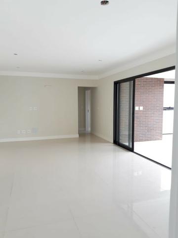 Apartamento andar alto , face sombra, no Edifício Metropolitan com 142 m² úteis, 3 suítes - Foto 11